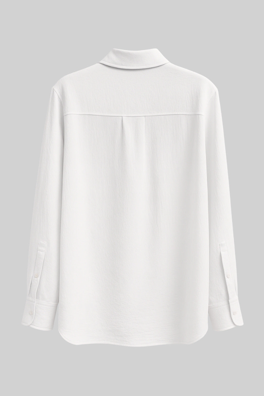 Camisa oversized de fit recto, manga larga con puño abotonado, cuello camisero, bajo curveado y cierre frontal con hilera de botones. Detalle de textura en tejido.