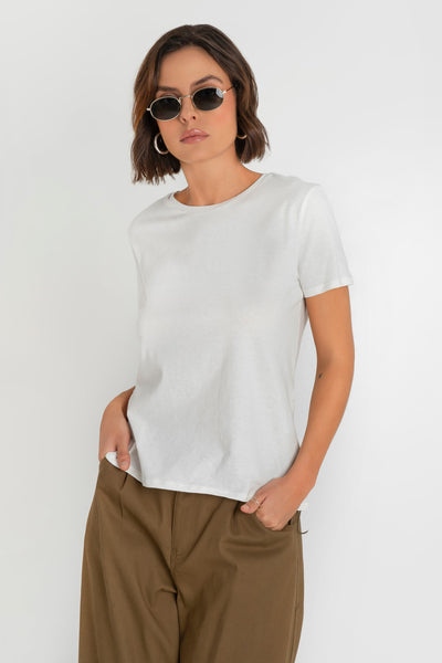 Camiseta básica de fit ligeramente oversized, cuello redondo y manga corta. Detalle de bajo curveado.