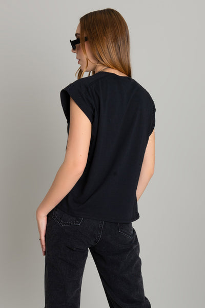 Camiseta básica de fit oversized, cuello redondo y manga corta seguida con rib en bordes.