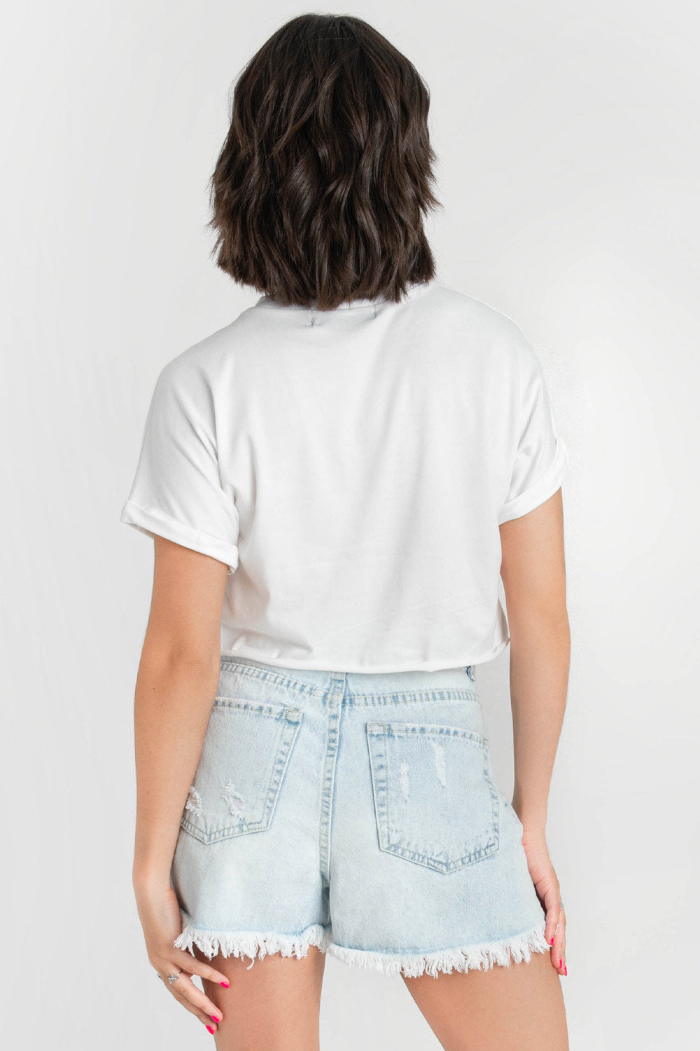 Camiseta de cuello redondo, manga corta con doblez en borde y fit recto. Detalle de bajo y mangas sin costura.
