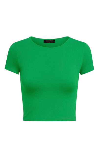 Camiseta básica de fit recto, cuello redondo y manga corta.