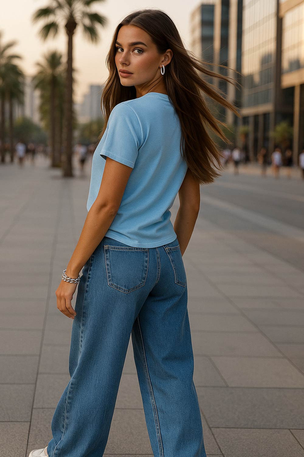 Camiseta básica de manga corta, cuello redondo y fit recto.