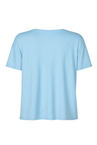 Camiseta básica de manga corta, cuello redondo y fit recto.