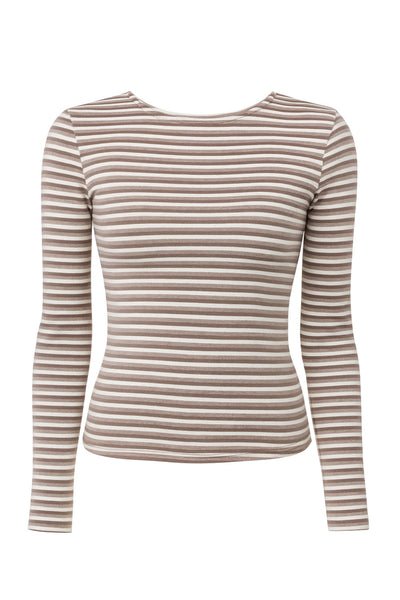 Camiseta básica de fit ajustado, manga larga, estampado rayas y cuello barco.