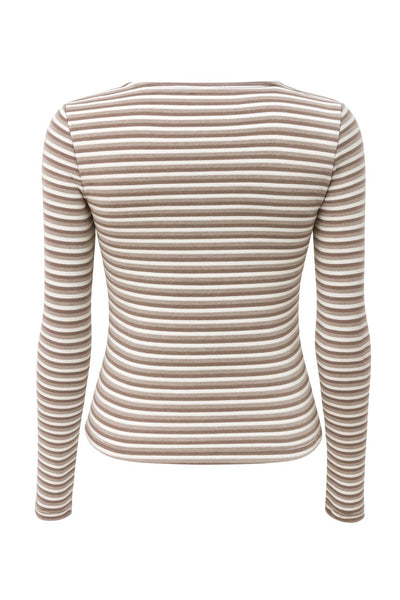 Camiseta básica de fit ajustado, manga larga, estampado rayas y cuello barco.