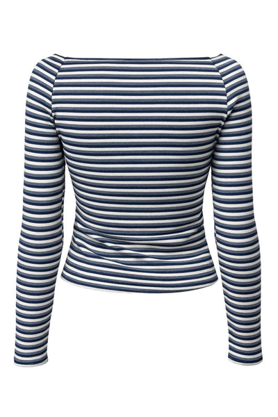 Camiseta básica de fit ajustado, manga larga, estampado rayas y cuello barco.