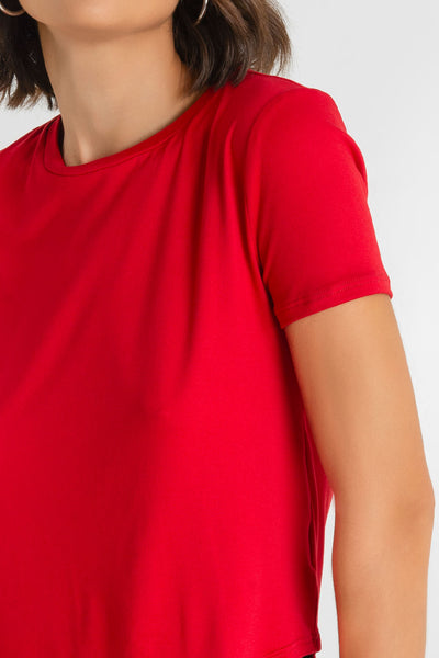 Camiseta silueta fluida, cuello redondo y manga corta. Detalle de bajo curveado.
