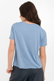 Camiseta básica de manga corta, cuello redondo y fit recto.