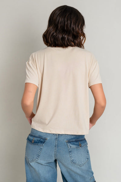 Camiseta básica de manga corta, cuello redondo y fit recto.
