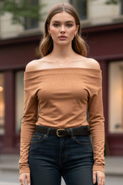 Blusa de gamuza, fit ajustado, hombros descubiertos, escote recto y manga larga con hombro caído.