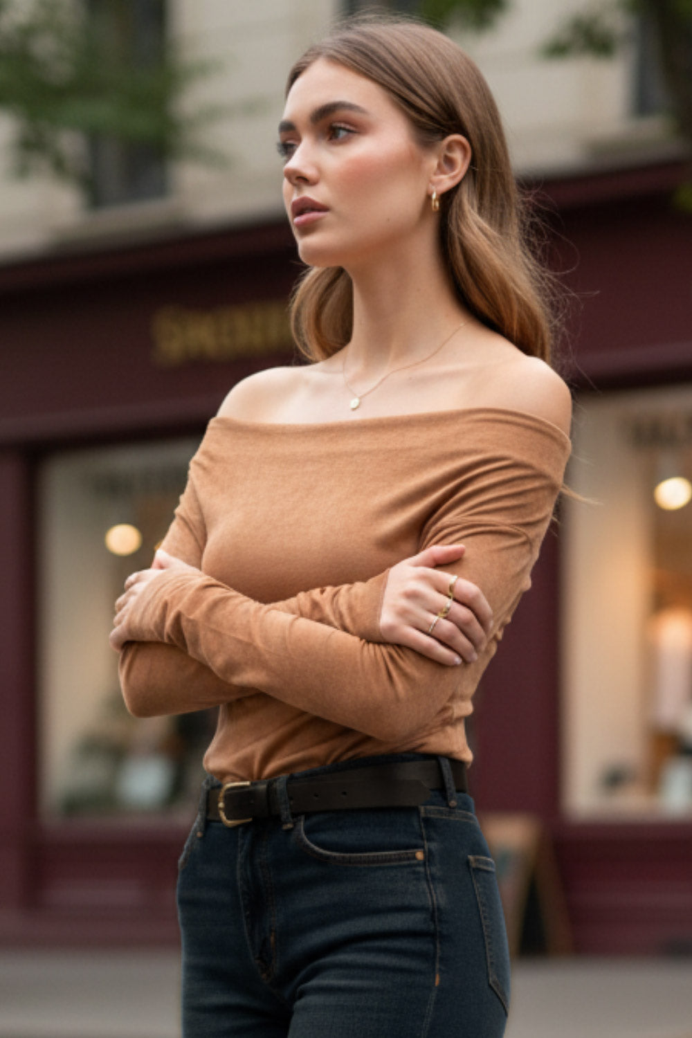 Blusa de gamuza, fit ajustado, hombros descubiertos, escote recto y manga larga con hombro caído.