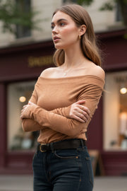 Blusa de gamuza, fit ajustado, hombros descubiertos, escote recto y manga larga con hombro caído.