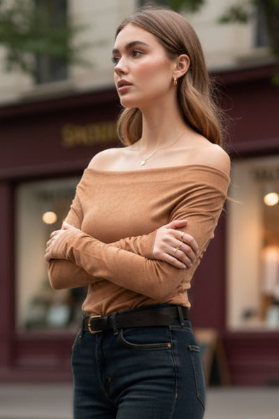 Blusa de gamuza, fit ajustado, hombros descubiertos, escote recto y manga larga con hombro caído.