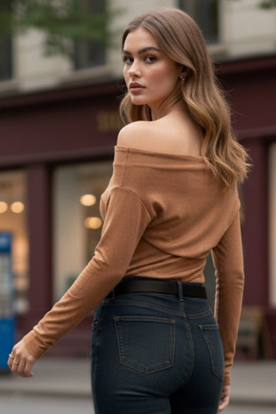 Blusa de gamuza, fit ajustado, hombros descubiertos, escote recto y manga larga con hombro caído.