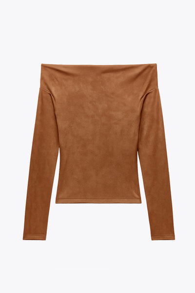 Blusa de gamuza, fit ajustado, hombros descubiertos, escote recto y manga larga con hombro caído.