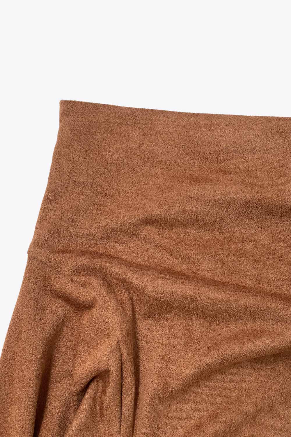 Blusa de gamuza, fit ajustado, hombros descubiertos, escote recto y manga larga con hombro caído.