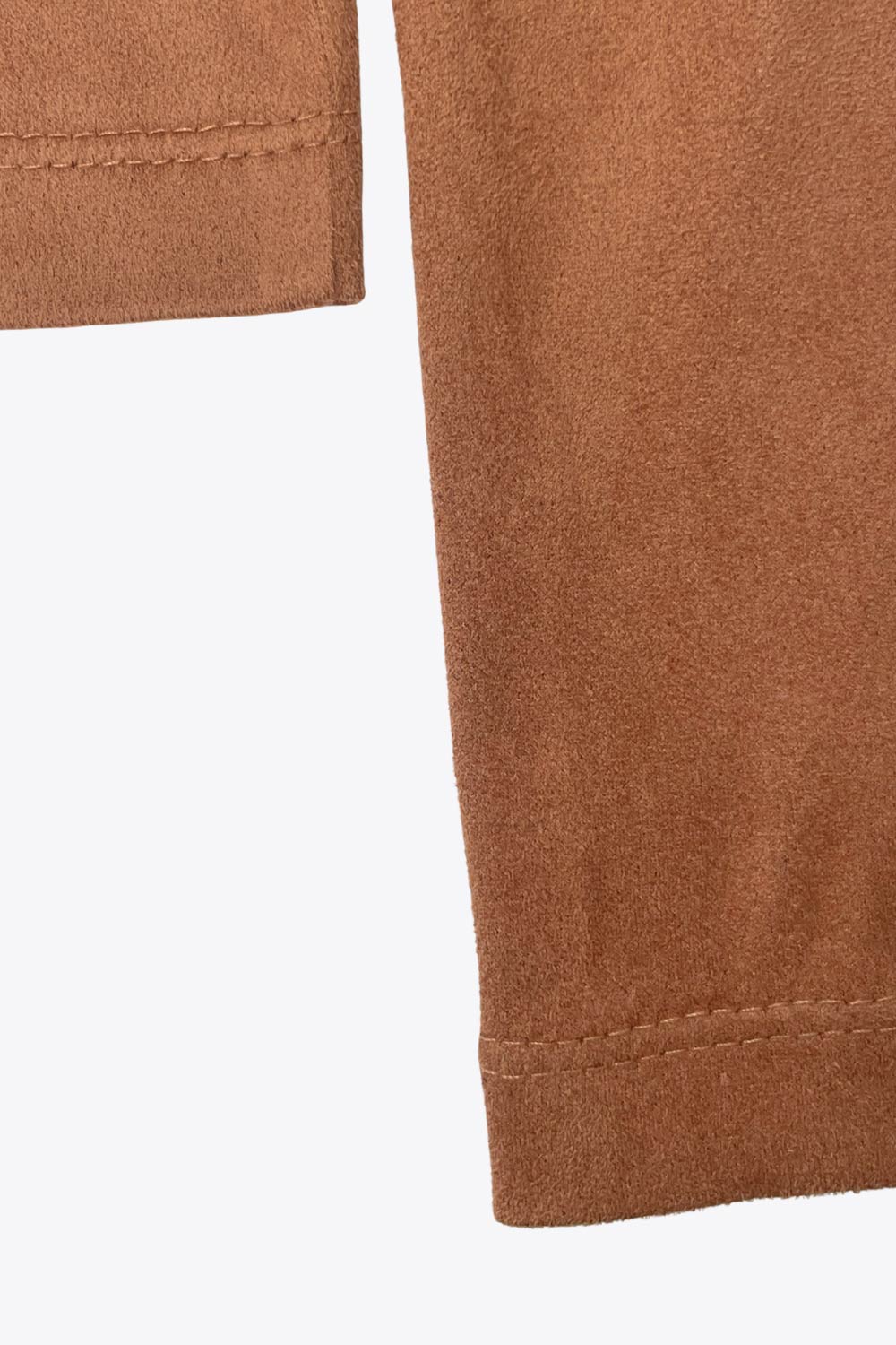 Blusa de gamuza, fit ajustado, hombros descubiertos, escote recto y manga larga con hombro caído.