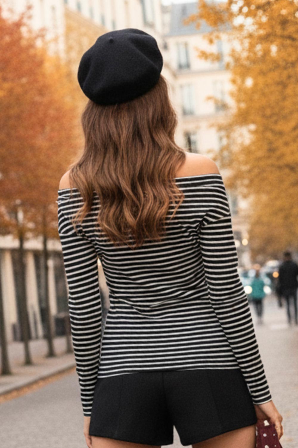 Camiseta de estampado rayas, fit ajustado, hombros descubiertos, escote recto y manga larga con hombro caído.