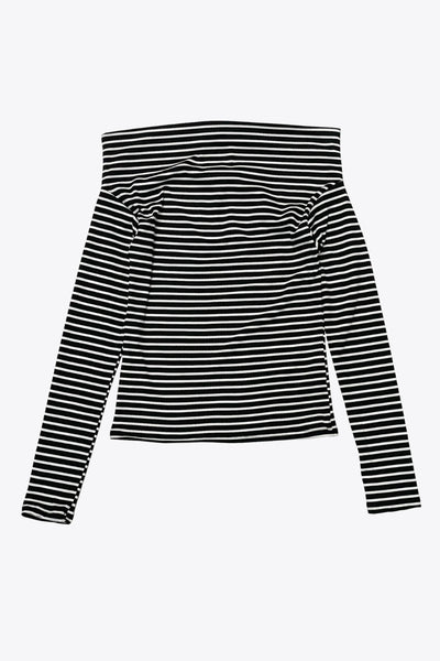 Camiseta de estampado rayas, fit ajustado, hombros descubiertos, escote recto y manga larga con hombro caído.