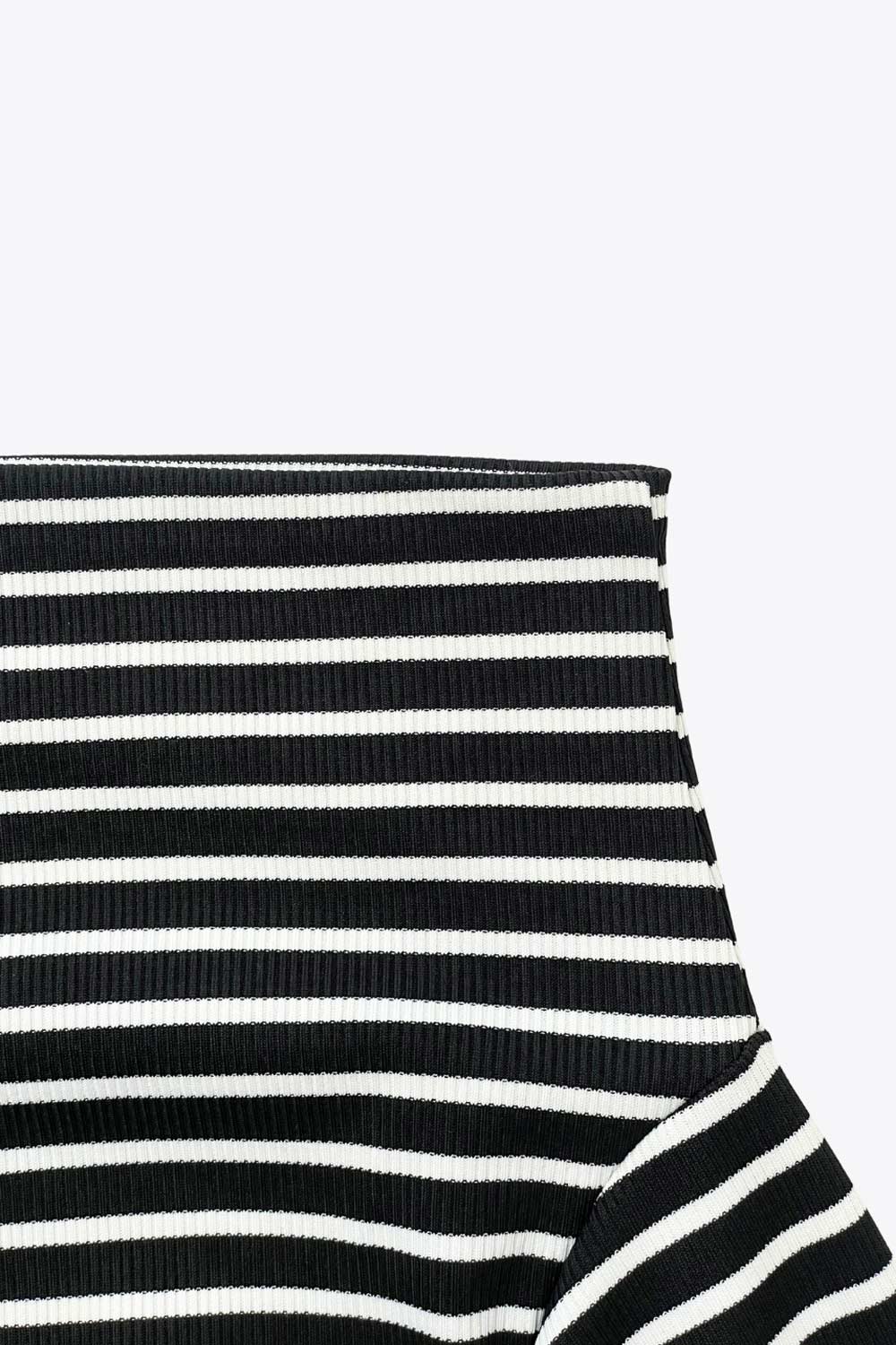 Camiseta de estampado rayas, fit ajustado, hombros descubiertos, escote recto y manga larga con hombro caído.