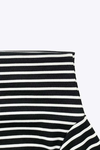 Camiseta de estampado rayas, fit ajustado, hombros descubiertos, escote recto y manga larga con hombro caído.