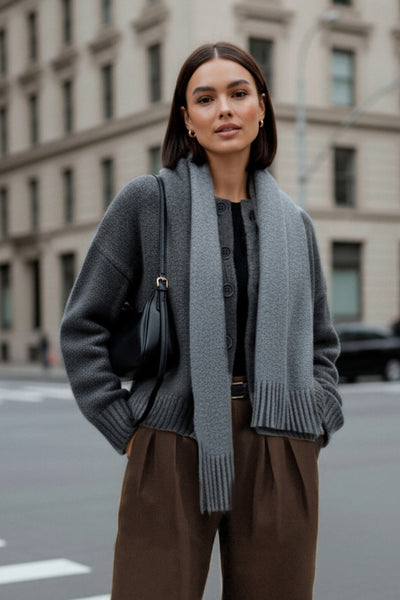 Cardigan de punto, fit recto, manga larga con rib de contraste en puños y cuello redondo. Cierre frontal con hilera de botones.