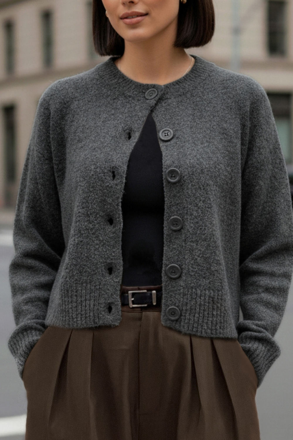 Cardigan de punto, fit recto, manga larga con rib de contraste en puños y cuello redondo. Cierre frontal con hilera de botones.