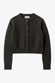 Cardigan de punto, fit recto, manga larga con rib de contraste en puños y cuello redondo. Cierre frontal con hilera de botones.