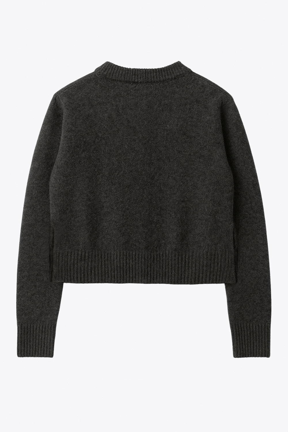 Cardigan de punto, fit recto, manga larga con rib de contraste en puños y cuello redondo. Cierre frontal con hilera de botones.