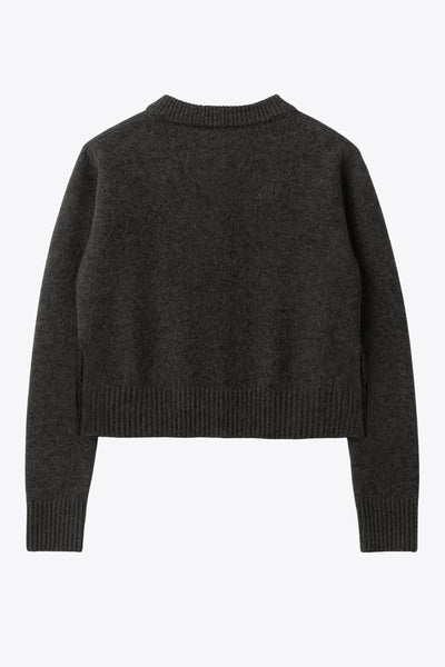 Cardigan de punto, fit recto, manga larga con rib de contraste en puños y cuello redondo. Cierre frontal con hilera de botones.