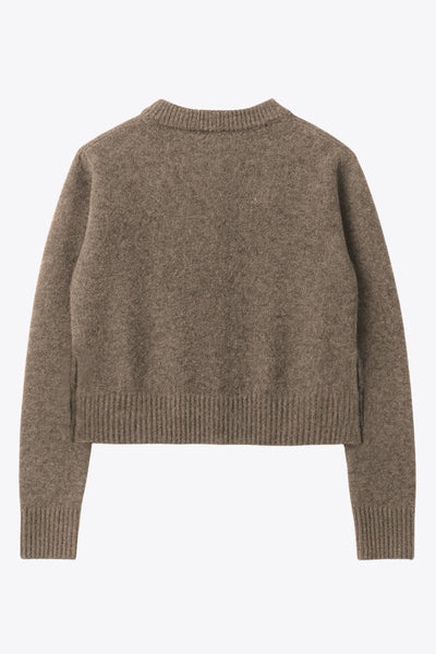 Cardigan de punto, fit recto, manga larga con rib de contraste en puños y cuello redondo. Cierre frontal con hilera de botones.