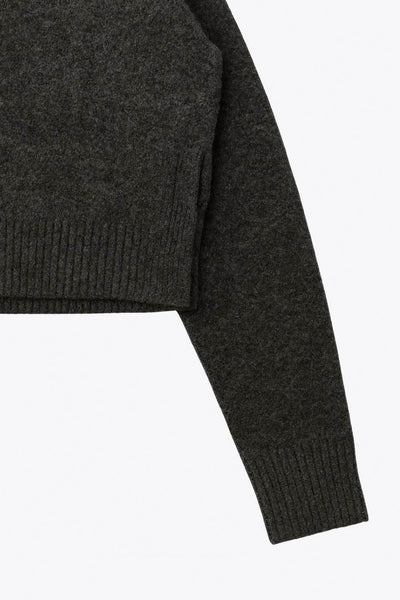 Cardigan de punto, fit recto, manga larga con rib de contraste en puños y cuello redondo. Cierre frontal con hilera de botones.