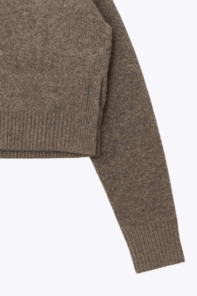 Cardigan de punto, fit recto, manga larga con rib de contraste en puños y cuello redondo. Cierre frontal con hilera de botones.