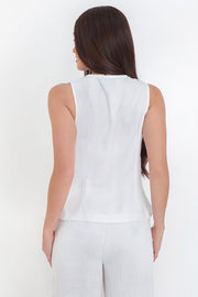 Chaleco de fit ajustado, cuello redondo, pinzas y lazado amarrable frontal.