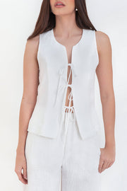 Chaleco de fit ajustado, cuello redondo, pinzas y lazado amarrable frontal.