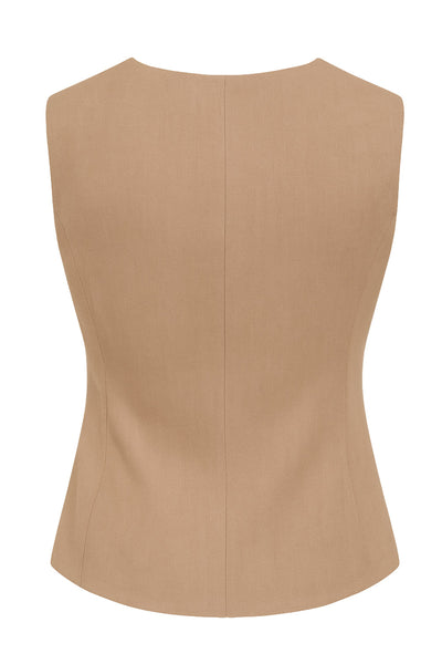 Chaleco de fit recto, cuello redondo, pinzas frontales, abertura en bajo y cierre frontal con hilera de botones.