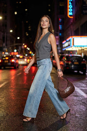 Chaleco corto asimétrico de fit recto, escote v, vivos decorativos delanteros y cierre frontal con hilera de botones en diagonal. Detalle de bajo asimétrico.