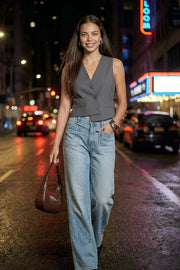 Chaleco corto asimétrico de fit recto, escote v, vivos decorativos delanteros y cierre frontal con hilera de botones en diagonal. Detalle de bajo asimétrico.