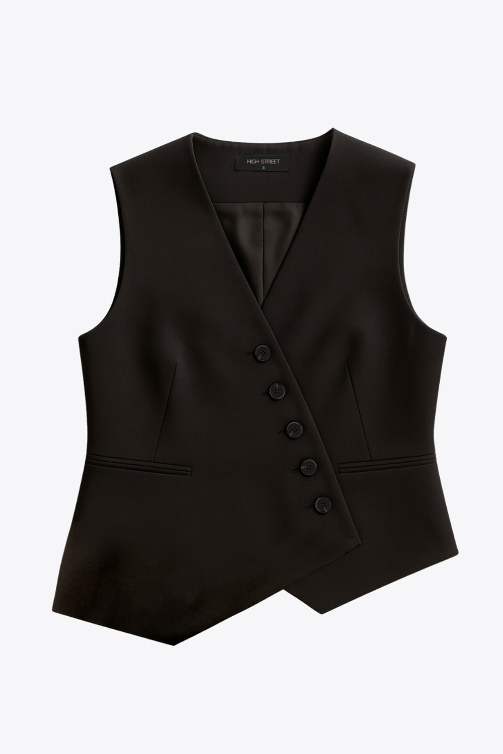 Chaleco asimétrico de fit recto, escote v, vivos decorativos delanteros y cierre frontal con hilera de botones en diagonal. Detalle de bajo asimétrico.