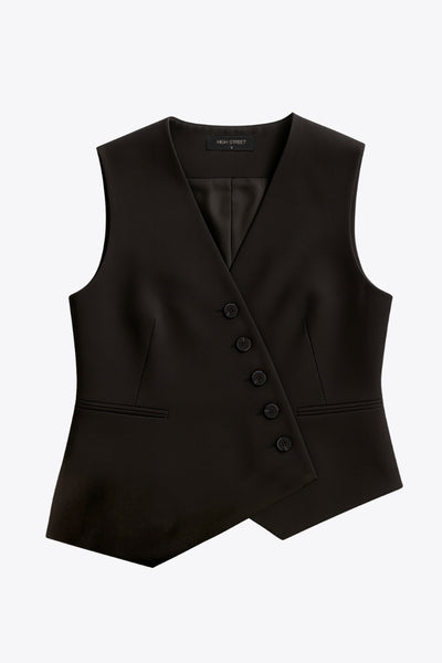 Chaleco asimétrico de fit recto, escote v, vivos decorativos delanteros y cierre frontal con hilera de botones en diagonal. Detalle de bajo asimétrico.