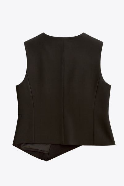 Chaleco asimétrico de fit recto, escote v, vivos decorativos delanteros y cierre frontal con hilera de botones en diagonal. Detalle de bajo asimétrico.