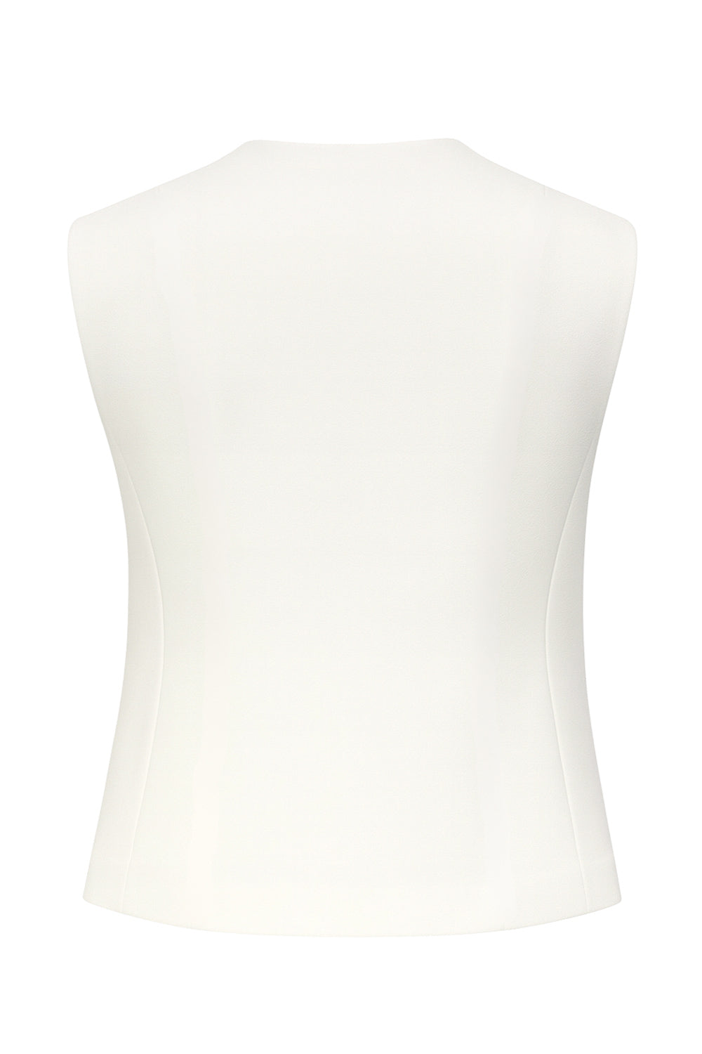 Chaleco asimétrico de fit recto, escote v, vivos decorativos delanteros y cierre frontal con hilera de botones en diagonal. Detalle de bajo asimétrico.