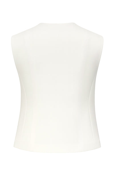 Chaleco asimétrico de fit recto, escote v, vivos decorativos delanteros y cierre frontal con hilera de botones en diagonal. Detalle de bajo asimétrico.