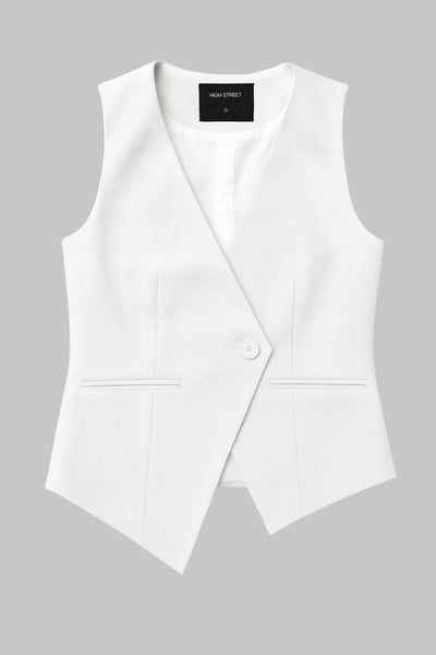 Chaleco asimétrico de fit ajustado, escote v, vivos decorativos frontales y cierre frontal con botón en contraste y bajo asimétrico.