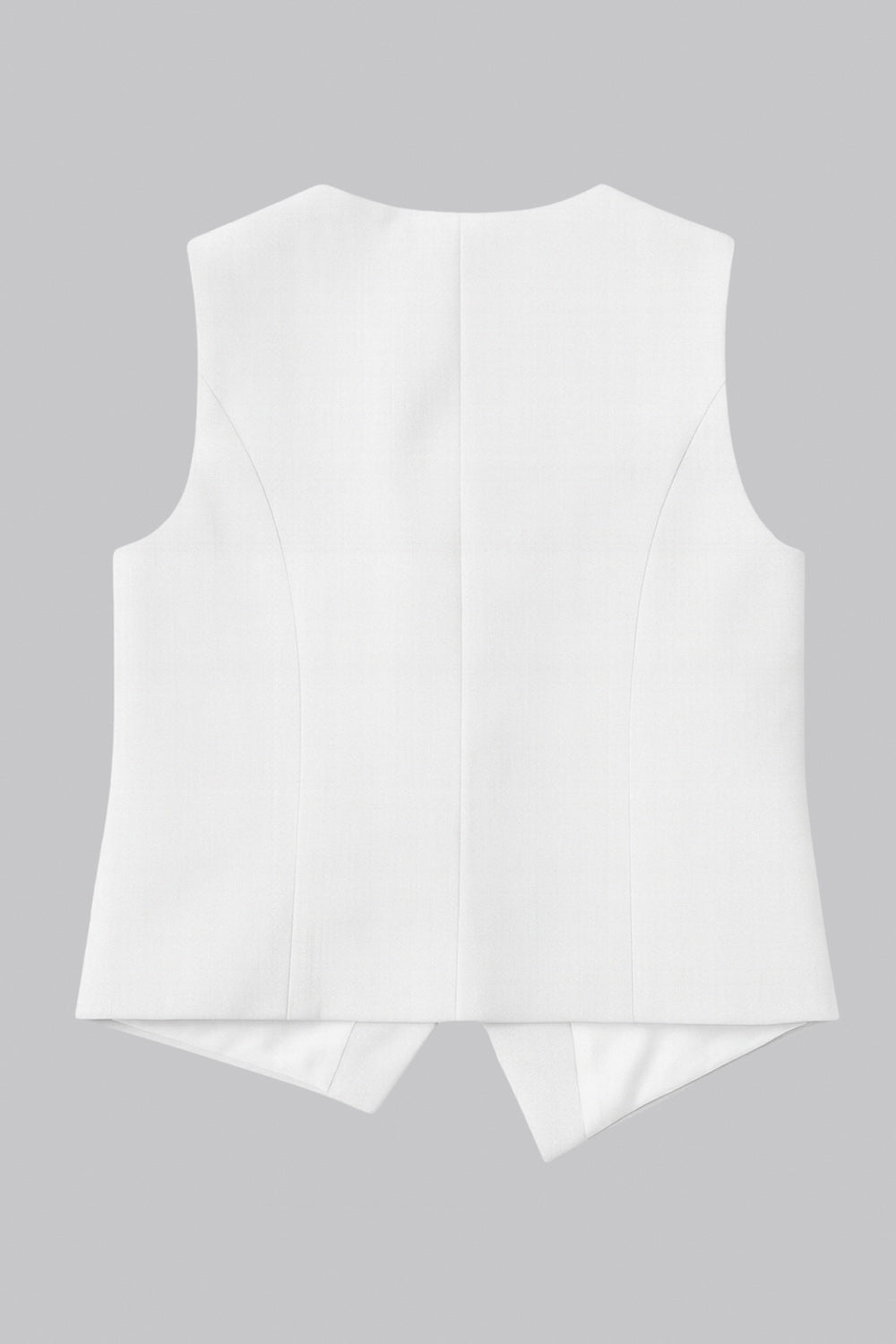 Chaleco asimétrico de fit ajustado, escote v, vivos decorativos frontales y cierre frontal con botón en contraste y bajo asimétrico.