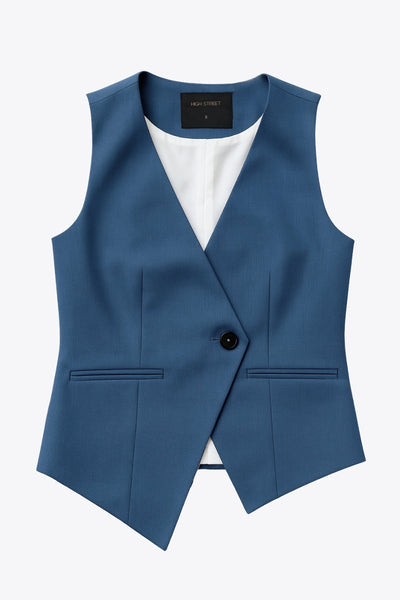 Chaleco asimétrico de fit ajustado, escote v, vivos decorativos frontales y cierre frontal con botón en contraste y bajo asimétrico.