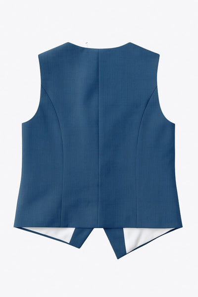 Chaleco asimétrico de fit ajustado, escote v, vivos decorativos frontales y cierre frontal con botón en contraste y bajo asimétrico.