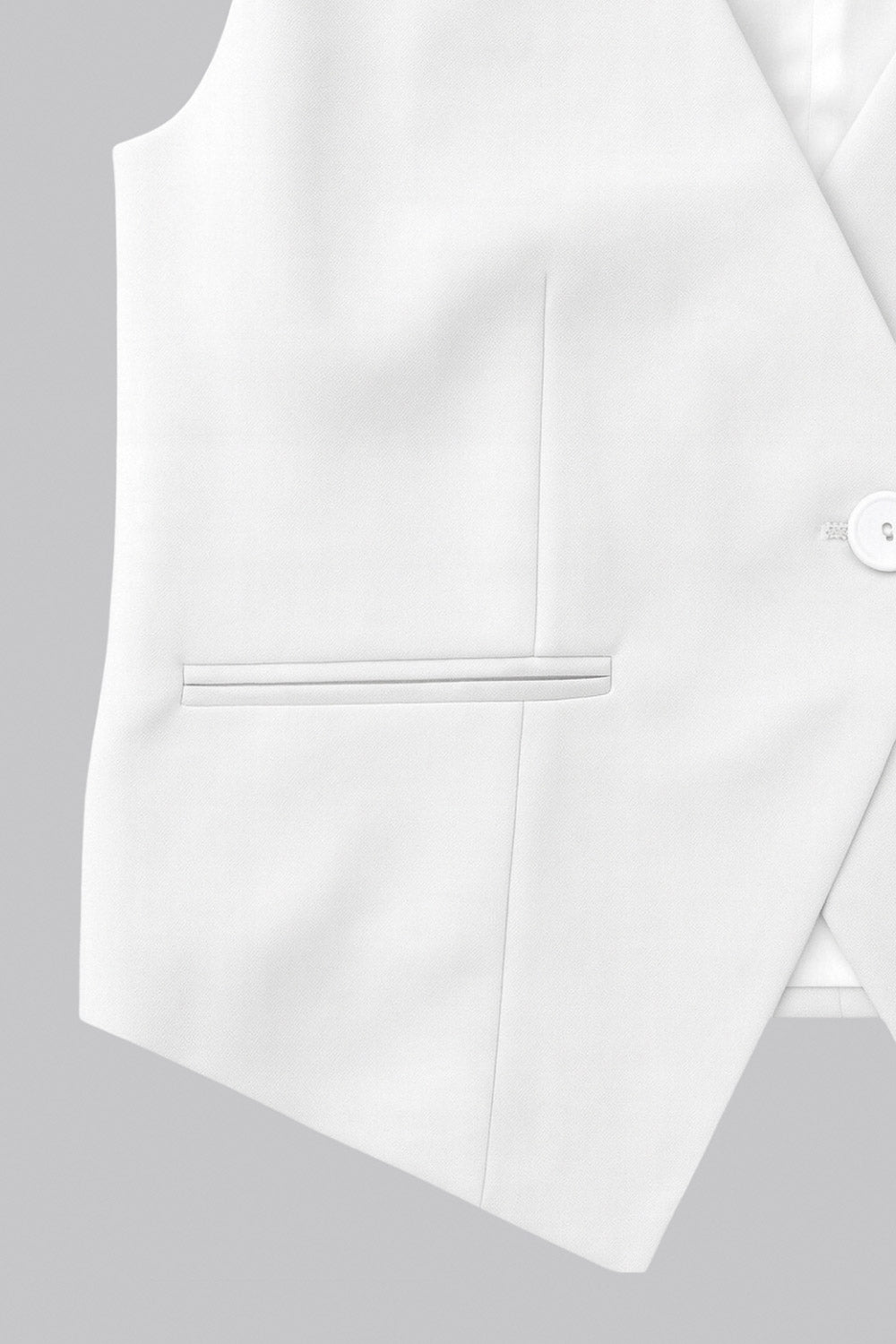 Chaleco asimétrico de fit ajustado, escote v, vivos decorativos frontales y cierre frontal con botón en contraste y bajo asimétrico.