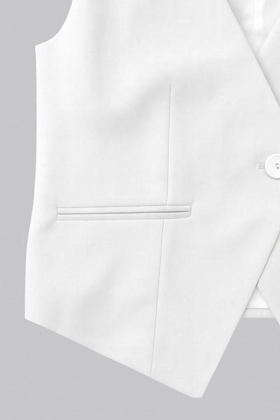 Chaleco asimétrico de fit ajustado, escote v, vivos decorativos frontales y cierre frontal con botón en contraste y bajo asimétrico.