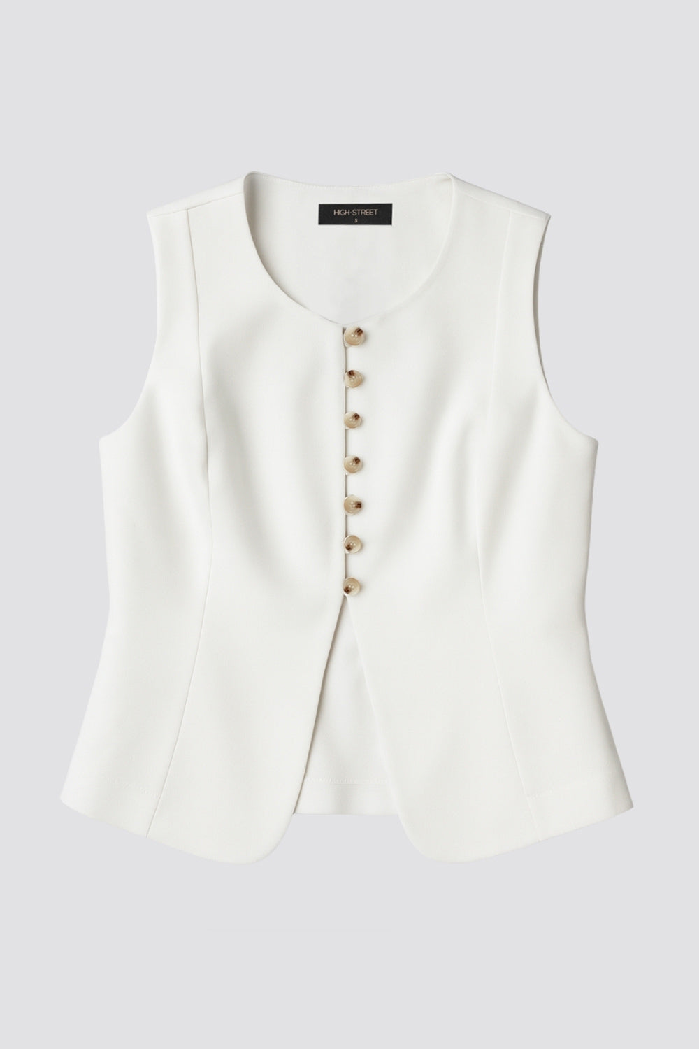 Chaleco ajustado de cuello redondo, pinzas frontales, fit recto, cierre frontal con hilera de botones en contraste, abertura frontal en bajo y lazado ajustable posterior.